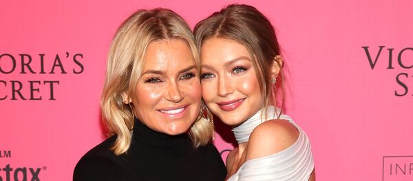 يولاندا حديد وجيجي حديد في حفل فيكتوريا سيكريت، نوفمبر 2018 - سبوتنيك عربي