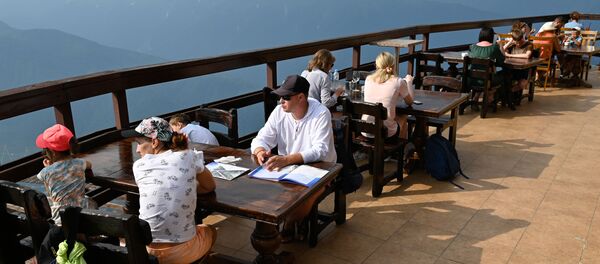 السياحة داخل روسيا صيفا، مصطافون في المنتجع السياحي كراسنايا بوليانا في إقليم كراسنودارسكي كراي، روسيا 7 يوليو 2020 - سبوتنيك عربي